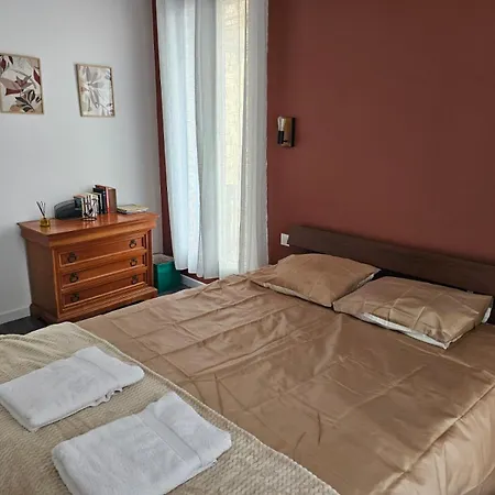 Les Sureaux, Le Calme Du Centre De